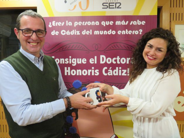Alberto Romero entrega a Laura Jurado la taza del Doctorado Honoris Cádiz tras perder la segunda preliminar Alberto Romero entrega a Laura Jurado la taza del Doctorado Honoris Cádiz tras perder la segunda preliminar