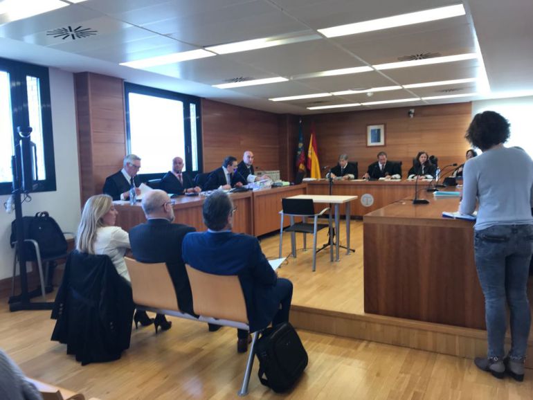 Una víctima acusa a los “falsos médicos” de haberla tratado junto a sus hijos Una víctima acusa a los “falsos médicos” de haberla tratado junto a sus hijos