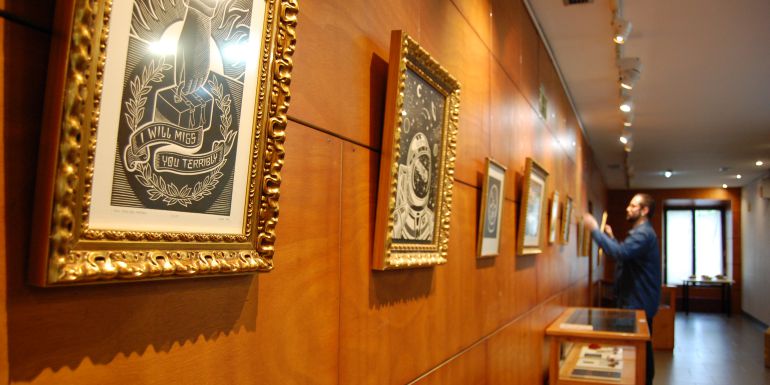 Telmo Iridoy, al fondo, colocando cuadros que forman parte de su exposición en el Gazteleku. Telmo Iridoy, al fondo, colocando cuadros que forman parte de su exposición en el Gazteleku.