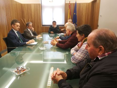 Representantes de los agricultores de La Valduerna se reunieron este miércoles en Valladolid con el comisario de aguas de la Confederación Hidrográfica Representantes de los agricultores de La Valduerna se reunieron este miércoles en Valladolid con el comisario de aguas de la Confederación Hidrográfica