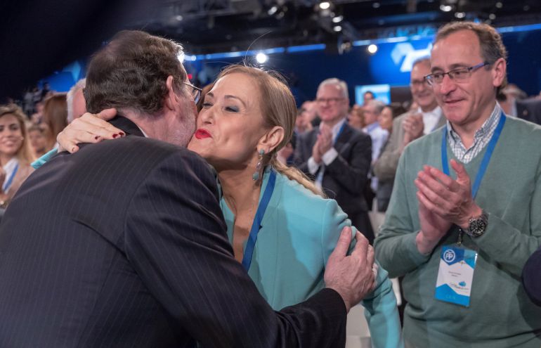 El presidente del Gobierno, Mariano Rajoy, saluda a la presidenta de la Comunidad de Madrid, Cristina Cifuentes, en la clausura de la Convención Nacional del PP que se celebró en Sevilla. El presidente del Gobierno, Mariano Rajoy, saluda a la presidenta de la Comunidad de Madrid, Cristina Cifuentes, en la clausura de la Convención Nacional del PP que se celebró en Sevilla.