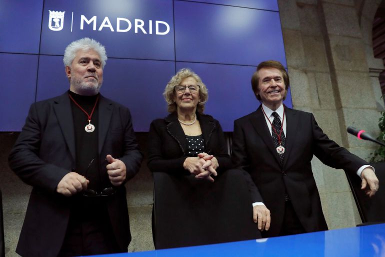 El cineasta Pedro Almodóvar (i) y el cantante Raphael (d) nombrados Hijos Adoptivos de Madrid en una sesión plenaria presidida por la alcaldesa, Manuela Carmena. EFE. Juan Carlos Hidalgo El cineasta Pedro Almodóvar (i) y el cantante Raphael (d) nombrados Hijos Adoptivos de Madrid en una sesión plenaria presidida por la alcaldesa, Manuela Carmena. EFE. Juan Carlos Hidalgo