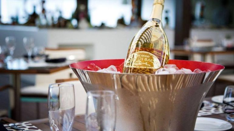 Despedido por beber champán con sus compañeros a cargo de la empresa Despedido por beber champán con sus compañeros a cargo de la empresa