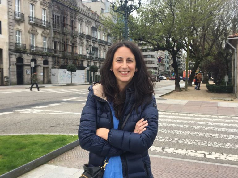 María Oruña posando cerca de Radio VIgo María Oruña posando cerca de Radio VIgo