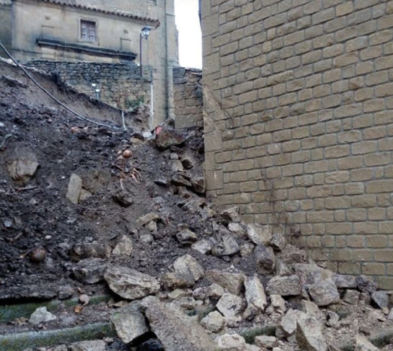 Derrumbe de un muro del castillo de Luesia (Zaragoza). Entre los escombros, restos óseos de un antiguo cementerio Derrumbe de un muro del castillo de Luesia (Zaragoza). Entre los escombros, restos óseos de un antiguo cementerio