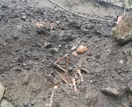 Entre los escombros, restos óseos de un antiguo cementerio Entre los escombros, restos óseos de un antiguo cementerio