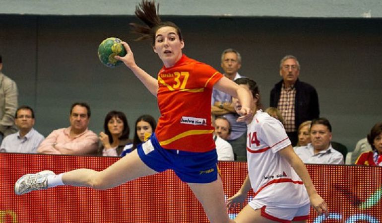 Ana Martínez lanza a portería en un partido con España Ana Martínez lanza a portería en un partido con España