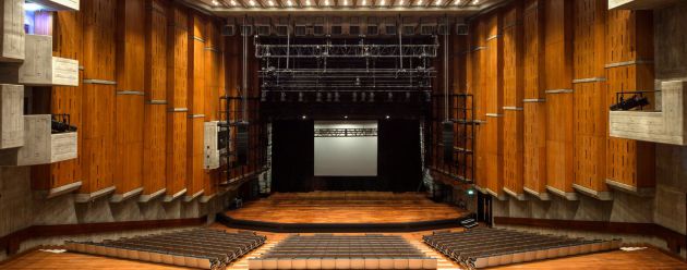El Queen Elizabeth Hall fue inaugurado por la Reina de Inglaterra en 1967. Ahora reabre tras tres años de obras. El Queen Elizabeth Hall fue inaugurado por la Reina de Inglaterra en 1967. Ahora reabre tras tres años de obras.