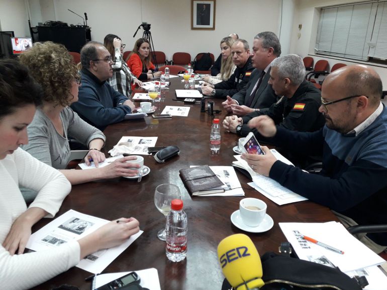 La UME ha celebrado una reunión informativa con la prensa para dar detalles del simulacro que se va a celebrar en la Región entre el 23 y 26 de abril. La UME ha celebrado una reunión informativa con la prensa para dar detalles del simulacro que se va a celebrar en la Región entre el 23 y 26 de abril.