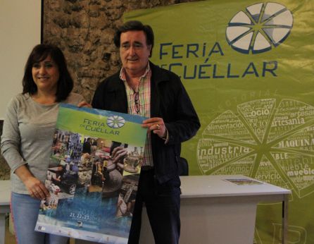 El alcalde de Cuéllar, Jesús García, y la concejal de Industria, Nuria Fernández, muestran el cartel anunciador de la Feria Comarcal de 2018 El alcalde de Cuéllar, Jesús García, y la concejal de Industria, Nuria Fernández, muestran el cartel anunciador de la Feria Comarcal de 2018