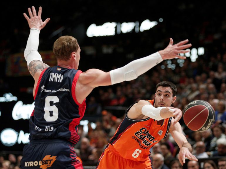 El alero del Valencia Basket Alberto Abalde (d) centra el balón frente al letón Janis Timma, del Baskonia, durante el partido de Liga ACB que se juega esta noche en la Fuente de San Luis, en Valencia. El alero del Valencia Basket Alberto Abalde (d) centra el balón frente al letón Janis Timma, del Baskonia, durante el partido de Liga ACB que se juega esta noche en la Fuente de San Luis, en Valencia.
