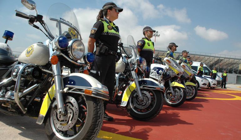 Policía Local junto a los vehículos vendidos Policía Local junto a los vehículos vendidos
