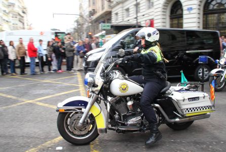 Una agente de la Policía Local montando en una Harley-Davidson Una agente de la Policía Local montando en una Harley-Davidson