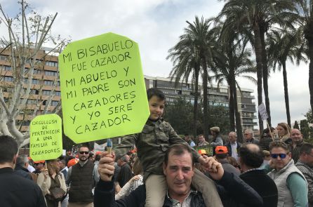 Un abuelo y su nieto portan una pancarta durante la concentración. Un abuelo y su nieto portan una pancarta durante la concentración.