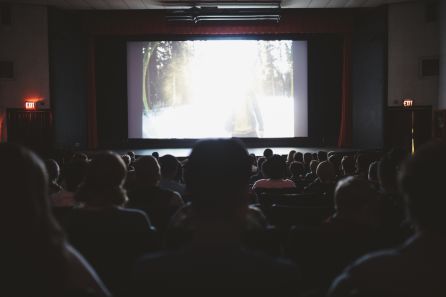 Momento de la proyección de una película en un cine Momento de la proyección de una película en un cine