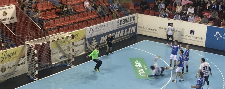 At. Valladolid 31-29 Teucro: César Pérez y la defensa 5-1 dejan la victoria en Huerta del Rey At. Valladolid 31-29 Teucro: César Pérez y la defensa 5-1 dejan la victoria en Huerta del Rey