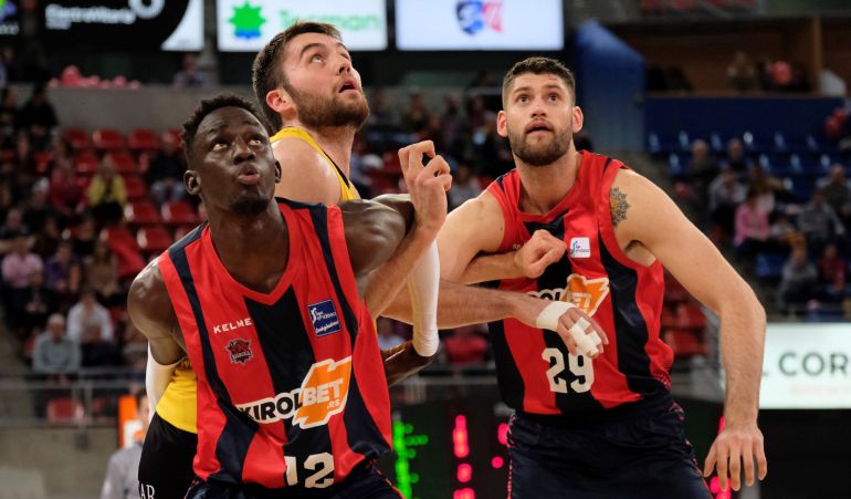 Ilimane Diop y Garino tratan de cerrar el rebote ante la presencia de Mike Tobey. Ilimane Diop y Garino tratan de cerrar el rebote ante la presencia de Mike Tobey.