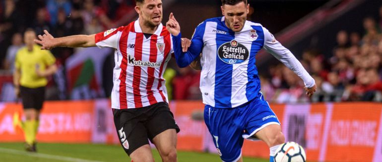 El delantero del Deportivo Lucas Pérez conduce el balón ante el acoso del defensa del Athletic de Bilbao Yeray Álvarez El delantero del Deportivo Lucas Pérez conduce el balón ante el acoso del defensa del Athletic de Bilbao Yeray Álvarez