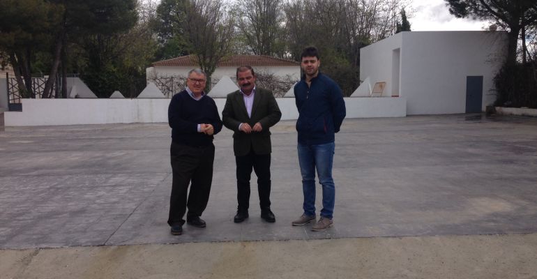 De izquierda a derecha, el alcalde de Villatorres, Sebastián López, el diputado de Infraestructuras Municipales, José Castro, y el diputado provincial de IU, Miguel Manuel García. De izquierda a derecha, el alcalde de Villatorres, Sebastián López, el diputado de Infraestructuras Municipales, José Castro, y el diputado provincial de IU, Miguel Manuel García.