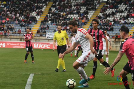 Ángel conduce el balón en la acción que acabó con un gol de bandera Ángel conduce el balón en la acción que acabó con un gol de bandera