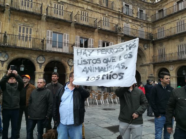 El mensaje de dos participantes en la manifestación de los cazadores en Salamanca. El mensaje de dos participantes en la manifestación de los cazadores en Salamanca.