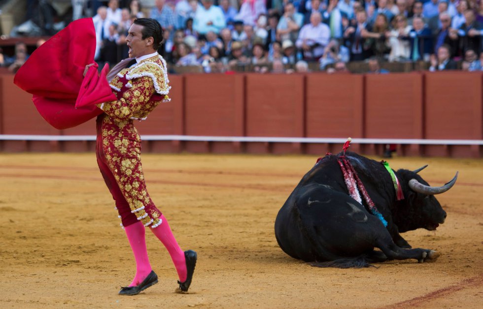 GRAF6110. SEVILLA, 17/04/2018.- El diestro José María Manzanares celebra su victoria ante su primer toro de la tarde de la novena corrida de abono de la Plaza de la Maestranza de Sevilla. EFE/Raúl Caro GRAF6110. SEVILLA, 17/04/2018.- El diestro José María Manzanares celebra su victoria ante su primer toro de la tarde de la novena corrida de abono de la Plaza de la Maestranza de Sevilla. EFE/Raúl Caro
