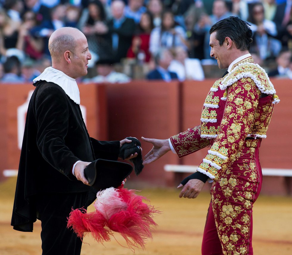 GRAF6111. SEVILLA, 17/04/2018.- El diestro José María Manzanares recibe dos orejas en su primer toro de la tarde de la novena corrida de abono de la Plaza de la Maestranza de Sevilla. EFE/Raúl Caro GRAF6111. SEVILLA, 17/04/2018.- El diestro José María Manzanares recibe dos orejas en su primer toro de la tarde de la novena corrida de abono de la Plaza de la Maestranza de Sevilla. EFE/Raúl Caro