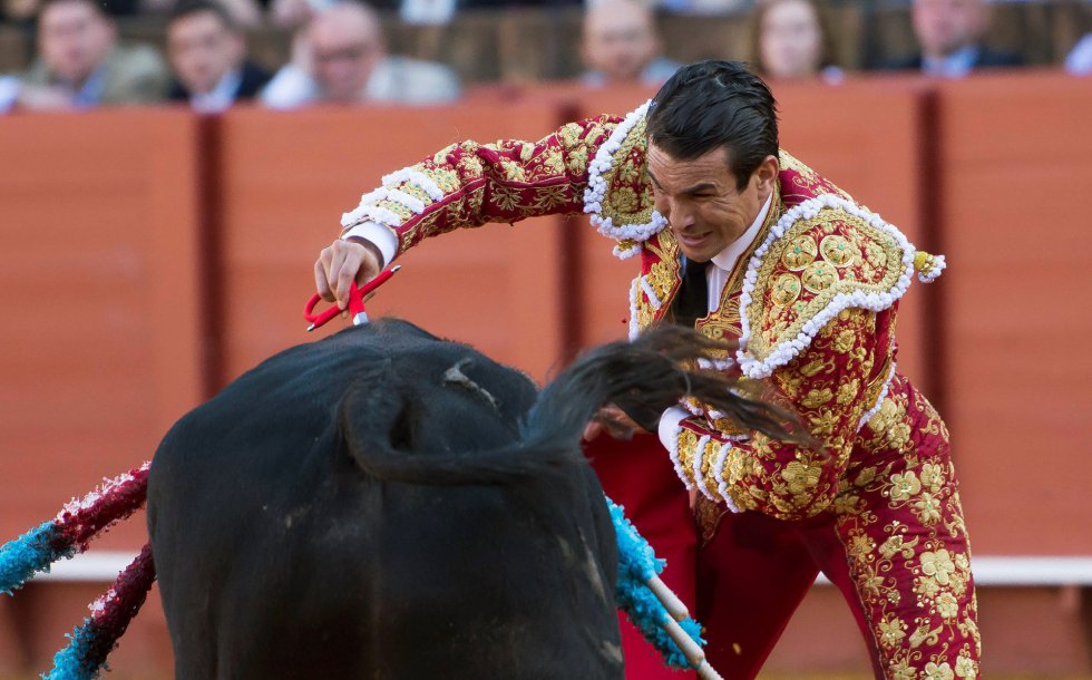 GRAF6108. SEVILLA, 17/04/2018.- El diestro José María Manzanares da un pase a su primer toro de la tarde de la novena corrida de abono de la Plaza de la Maestranza de Sevilla. EFE/Raúl Caro GRAF6108. SEVILLA, 17/04/2018.- El diestro José María Manzanares da un pase a su primer toro de la tarde de la novena corrida de abono de la Plaza de la Maestranza de Sevilla. EFE/Raúl Caro