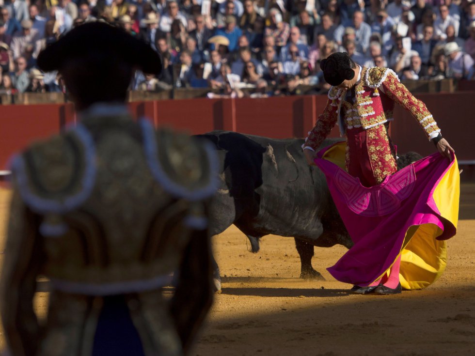 GRAF6103. SEVILLA, 17/04/2018.- El diestro José María Manzanares da un pase a su primer toro de la tarde de la novena corrida de abono de la Plaza de la Maestranza de Sevilla. EFE/Raúl Caro GRAF6103. SEVILLA, 17/04/2018.- El diestro José María Manzanares da un pase a su primer toro de la tarde de la novena corrida de abono de la Plaza de la Maestranza de Sevilla. EFE/Raúl Caro