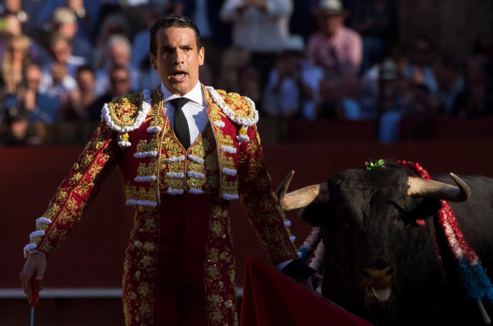 GRAF6106. SEVILLA, 17/04/2018.- El diestro francés José María Manzanares da un pase a su primer toro de la tarde de la novena corrida de abono de la Plaza de la Maestranza de Sevilla. EFE/Raúl Caro GRAF6106. SEVILLA, 17/04/2018.- El diestro francés José María Manzanares da un pase a su primer toro de la tarde de la novena corrida de abono de la Plaza de la Maestranza de Sevilla. EFE/Raúl Caro