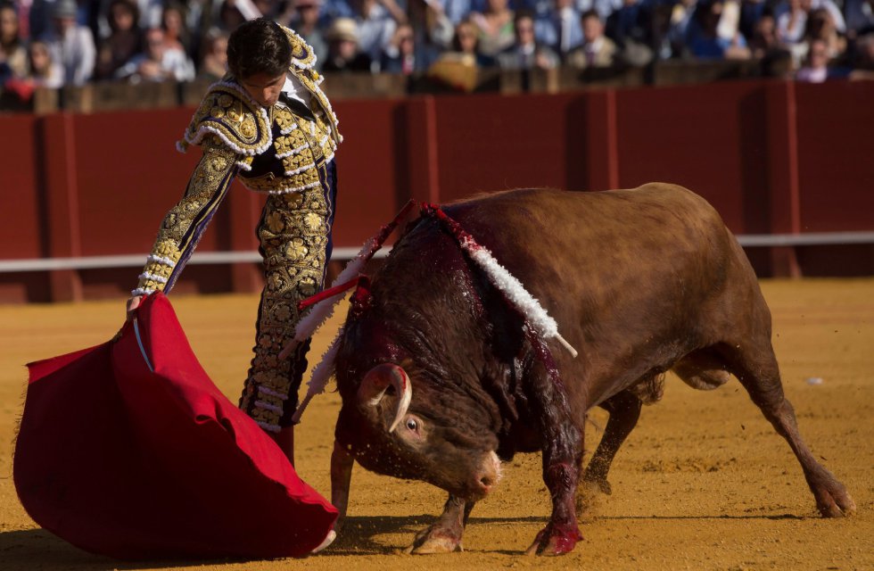 GRAF6080. SEVILLA, 17/04/2018.- El diestro francés Sebastián Castella da un pase a su primer toro de la tarde de la novena corrida de abono de la Plaza de la Maestranza de Sevilla. EFE/Raúl Caro GRAF6080. SEVILLA, 17/04/2018.- El diestro francés Sebastián Castella da un pase a su primer toro de la tarde de la novena corrida de abono de la Plaza de la Maestranza de Sevilla. EFE/Raúl Caro