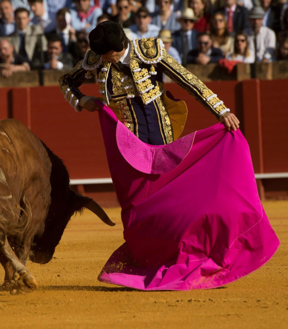 GRAF6072. SEVILLA, 17/04/2018.- El diestro francés Sebastián Castella da un pase a su primer toro de la tarde de la novena corrida de abono de la Plaza de la Maestranza de Sevilla. EFE/Raúl Caro GRAF6072. SEVILLA, 17/04/2018.- El diestro francés Sebastián Castella da un pase a su primer toro de la tarde de la novena corrida de abono de la Plaza de la Maestranza de Sevilla. EFE/Raúl Caro