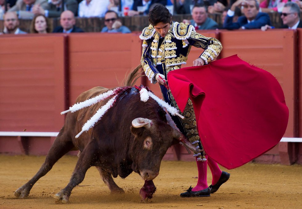 GRAF6077. SEVILLA, 17/04/2018.- El diestro francés Sebastián Castella da un pase a su primer toro de la tarde de la novena corrida de abono de la Plaza de la Maestranza de Sevilla. EFE/Raúl Caro GRAF6077. SEVILLA, 17/04/2018.- El diestro francés Sebastián Castella da un pase a su primer toro de la tarde de la novena corrida de abono de la Plaza de la Maestranza de Sevilla. EFE/Raúl Caro