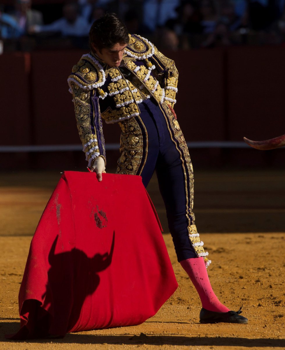 GRAF6082. SEVILLA, 17/04/2018.- El diestro francés Sebastián Castella da un pase a su primer toro de la tarde de la novena corrida de abono de la Plaza de la Maestranza de Sevilla. EFE/Raúl Caro GRAF6082. SEVILLA, 17/04/2018.- El diestro francés Sebastián Castella da un pase a su primer toro de la tarde de la novena corrida de abono de la Plaza de la Maestranza de Sevilla. EFE/Raúl Caro
