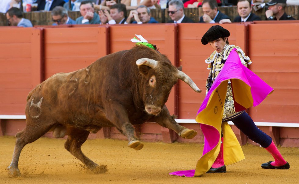 GRAF6074. SEVILLA, 17/04/2018.- El diestro francés Sebastián Castella da un pase a su primer toro de la tarde de la novena corrida de abono de la Plaza de la Maestranza de Sevilla. EFE/Raúl Caro GRAF6074. SEVILLA, 17/04/2018.- El diestro francés Sebastián Castella da un pase a su primer toro de la tarde de la novena corrida de abono de la Plaza de la Maestranza de Sevilla. EFE/Raúl Caro