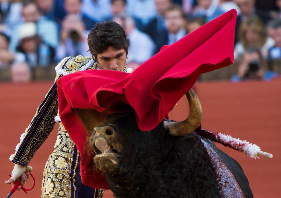 GRAF6218. SEVILLA, 17/04/2018.- El diestro Sebastian Castella da un pase a su segundo toro de la tarde de la novena corrida de abono de la Plaza de la Maestranza de Sevilla. EFE/Raúl Caro GRAF6218. SEVILLA, 17/04/2018.- El diestro Sebastian Castella da un pase a su segundo toro de la tarde de la novena corrida de abono de la Plaza de la Maestranza de Sevilla. EFE/Raúl Caro