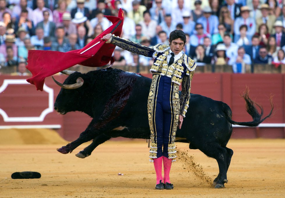 GRAF6217. SEVILLA, 17/04/2018.- El diestro Sebastian Castella da un pase a su segundo toro de la tarde de la novena corrida de abono de la Plaza de la Maestranza de Sevilla. EFE/Raúl Caro GRAF6217. SEVILLA, 17/04/2018.- El diestro Sebastian Castella da un pase a su segundo toro de la tarde de la novena corrida de abono de la Plaza de la Maestranza de Sevilla. EFE/Raúl Caro