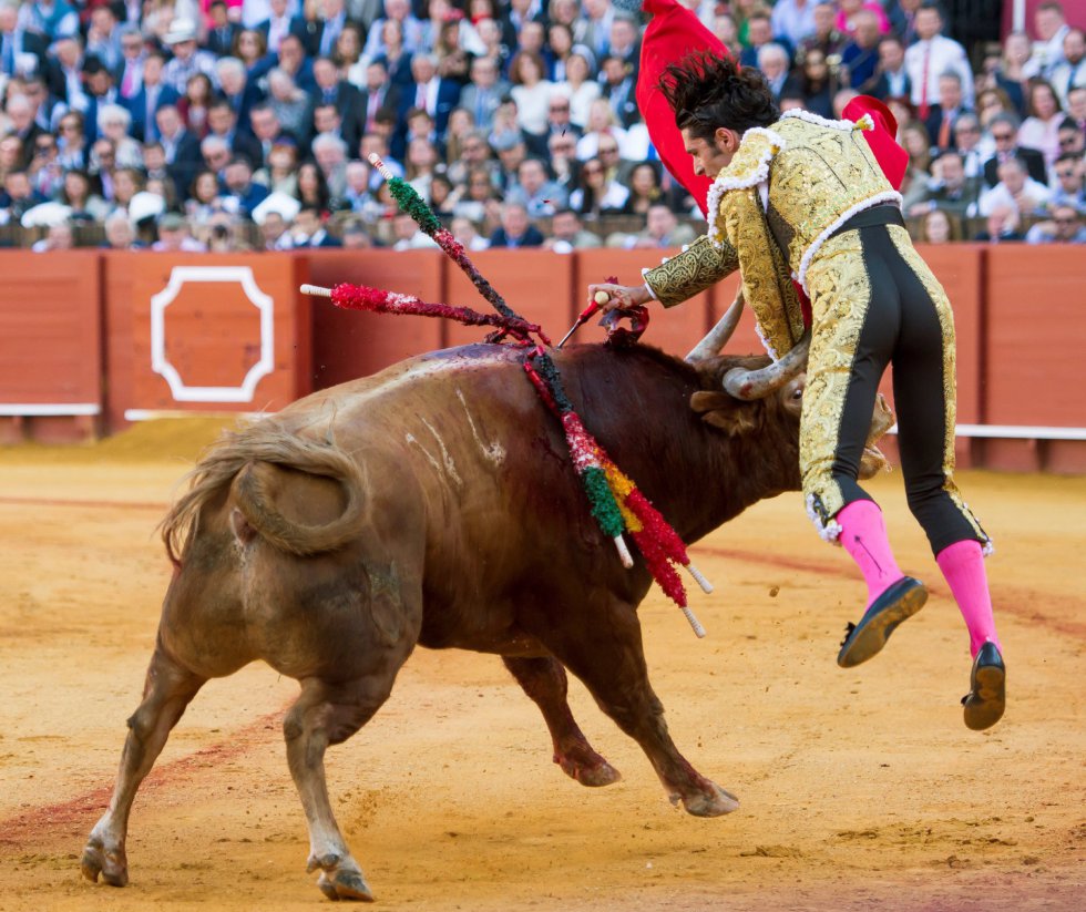 GRAF6148. SEVILLA, 17/04/2018.- El diestro Alejandro Talavante da un pase a su primer toro de la tarde de la novena corrida de abono de la Plaza de la Maestranza de Sevilla. EFE/Raúl Caro GRAF6148. SEVILLA, 17/04/2018.- El diestro Alejandro Talavante da un pase a su primer toro de la tarde de la novena corrida de abono de la Plaza de la Maestranza de Sevilla. EFE/Raúl Caro