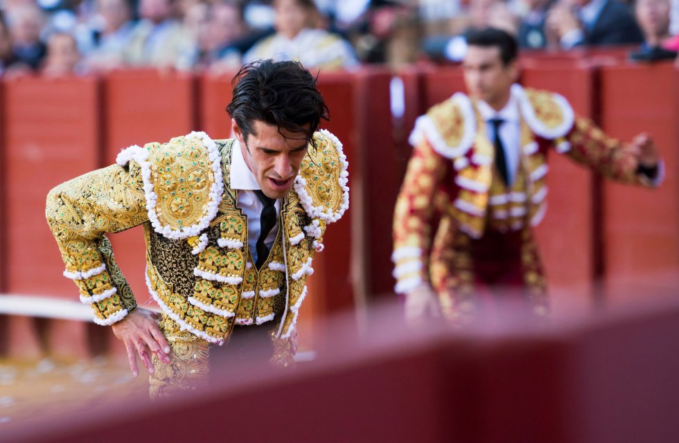 GRAF6150. SEVILLA, 17/04/2018.- El diestro Alejandro Talavante tras ser golpeado en el estómago por su primer toro de la tarde de la novena corrida de abono de la Plaza de la Maestranza de Sevilla. EFE/Raúl Caro GRAF6150. SEVILLA, 17/04/2018.- El diestro Alejandro Talavante tras ser golpeado en el estómago por su primer toro de la tarde de la novena corrida de abono de la Plaza de la Maestranza de Sevilla. EFE/Raúl Caro