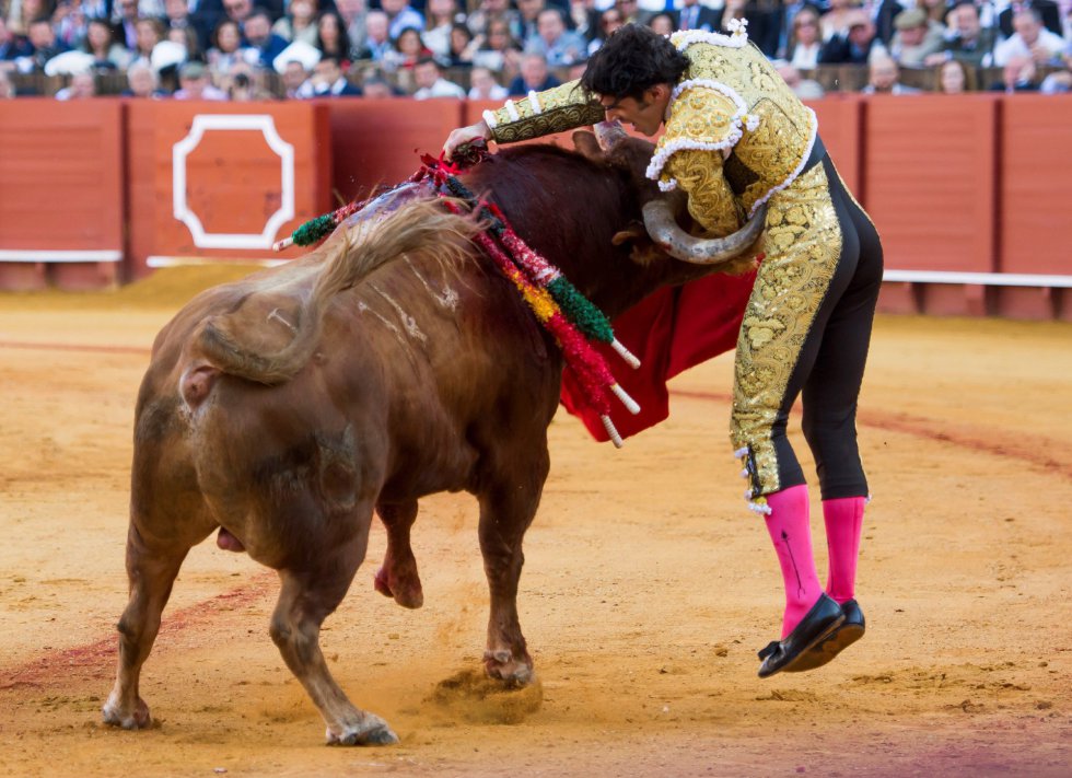 GRAF6145. SEVILLA, 17/04/2018.- El diestro Alejandro Talavante da un pase a su primer toro de la tarde de la novena corrida de abono de la Plaza de la Maestranza de Sevilla. EFE/Raúl Caro GRAF6145. SEVILLA, 17/04/2018.- El diestro Alejandro Talavante da un pase a su primer toro de la tarde de la novena corrida de abono de la Plaza de la Maestranza de Sevilla. EFE/Raúl Caro