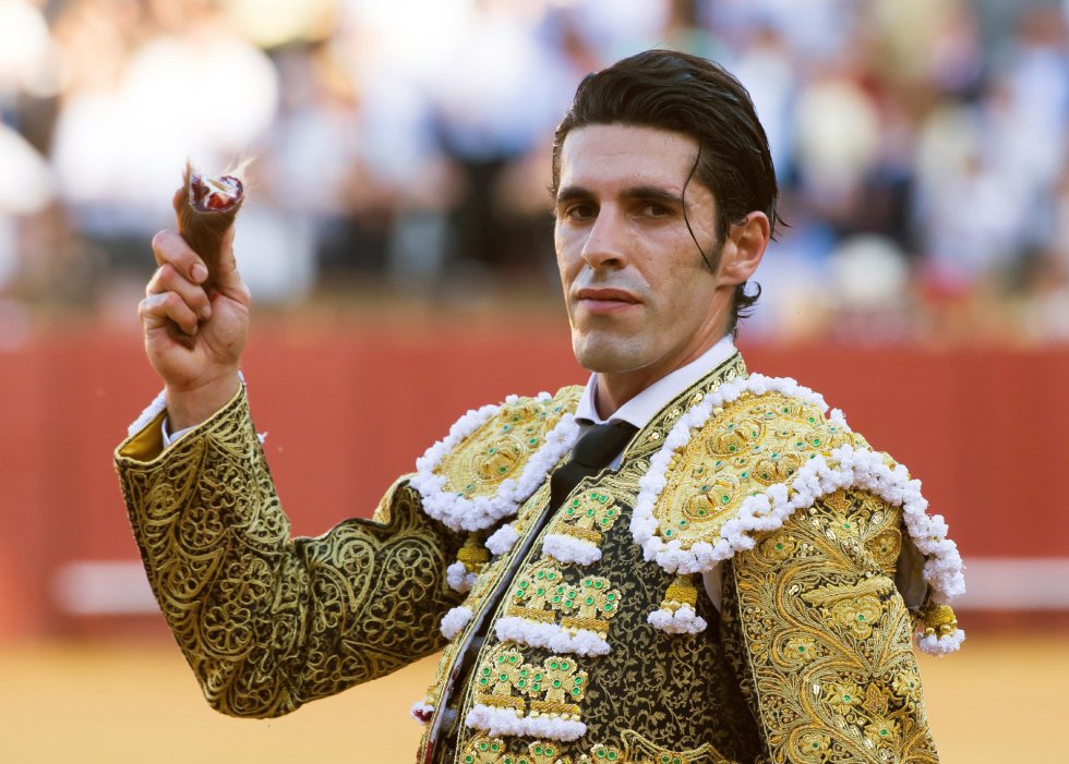 GRAF6149. SEVILLA, 17/04/2018.- El diestro Alejandro Talavante consigue una oreja en su primer toro de la tarde de la novena corrida de abono de la Plaza de la Maestranza de Sevilla. EFE/Raúl Caro GRAF6149. SEVILLA, 17/04/2018.- El diestro Alejandro Talavante consigue una oreja en su primer toro de la tarde de la novena corrida de abono de la Plaza de la Maestranza de Sevilla. EFE/Raúl Caro
