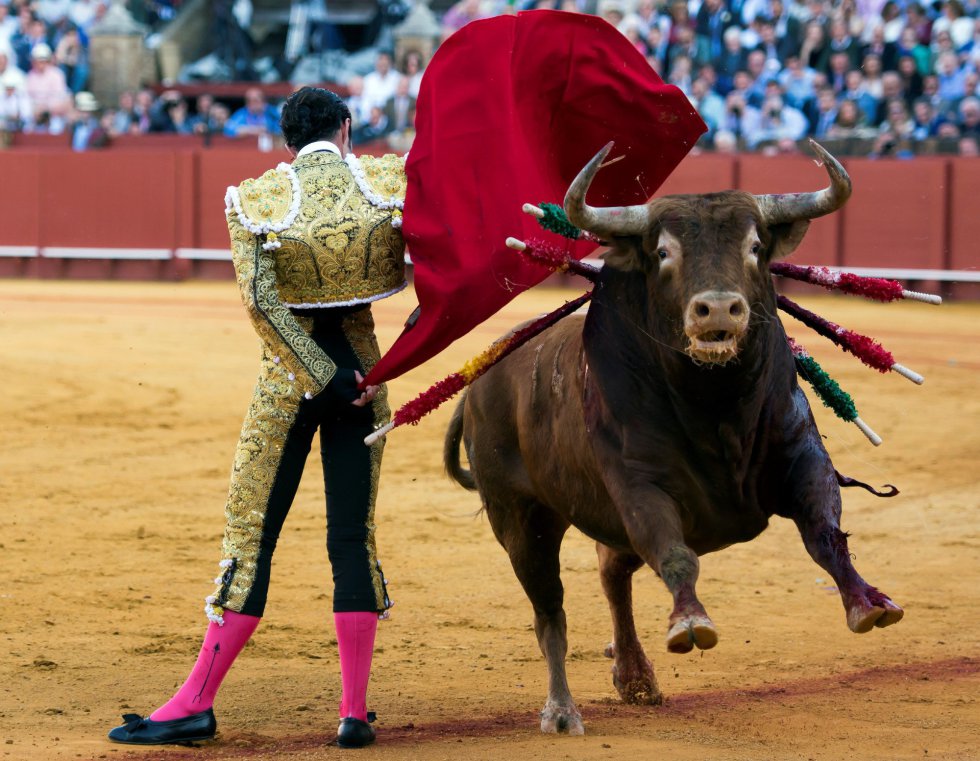 GRAF6152. SEVILLA, 17/04/2018.- El diestro Alejandro Talavante da un pase a su primer toro de la tarde de la novena corrida de abono de la Plaza de la Maestranza de Sevilla. EFE/Raúl Caro GRAF6152. SEVILLA, 17/04/2018.- El diestro Alejandro Talavante da un pase a su primer toro de la tarde de la novena corrida de abono de la Plaza de la Maestranza de Sevilla. EFE/Raúl Caro