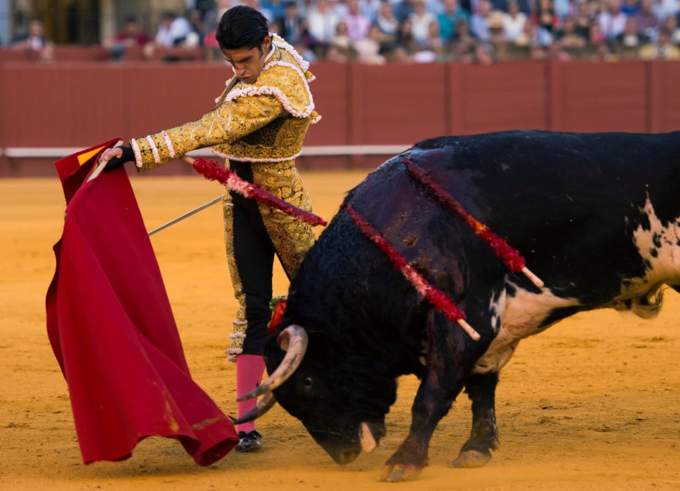 GRAF6233. SEVILLA, 17/04/2018.- El diestro Alejandro Talavante da un pase a su segundo toro de la tarde de la novena corrida de abono de la Plaza de la Maestranza de Sevilla. EFE/Raúl Caro GRAF6233. SEVILLA, 17/04/2018.- El diestro Alejandro Talavante da un pase a su segundo toro de la tarde de la novena corrida de abono de la Plaza de la Maestranza de Sevilla. EFE/Raúl Caro