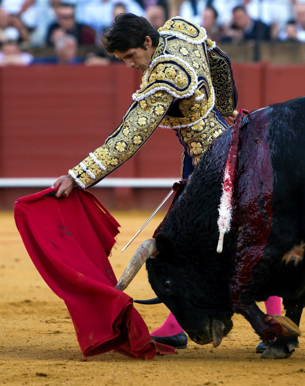 GRAF6219. SEVILLA, 17/04/2018.- El diestro Sebastian Castella da un pase a su segundo toro de la tarde de la novena corrida de abono de la Plaza de la Maestranza de Sevilla. EFE/Raúl Caro GRAF6219. SEVILLA, 17/04/2018.- El diestro Sebastian Castella da un pase a su segundo toro de la tarde de la novena corrida de abono de la Plaza de la Maestranza de Sevilla. EFE/Raúl Caro