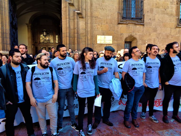 Los acusados por la ocupación de La Madreña, el día de inicio del juicio. Los acusados por la ocupación de La Madreña, el día de inicio del juicio.