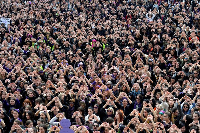 Los manifestantes forman triángulos con sus manos durante una manifestación por los derechos de las mujeres en Bilbao, el 8 de marzo de 2018, en el Día Internacional de la Mujer Los manifestantes forman triángulos con sus manos durante una manifestación por los derechos de las mujeres en Bilbao, el 8 de marzo de 2018, en el Día Internacional de la Mujer