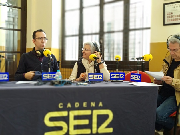 Córdoba Hoy por Hoy desde el IES Maimónides. José María Martín, Oliva Acosta y Ramón Medina. Córdoba Hoy por Hoy desde el IES Maimónides. José María Martín, Oliva Acosta y Ramón Medina.