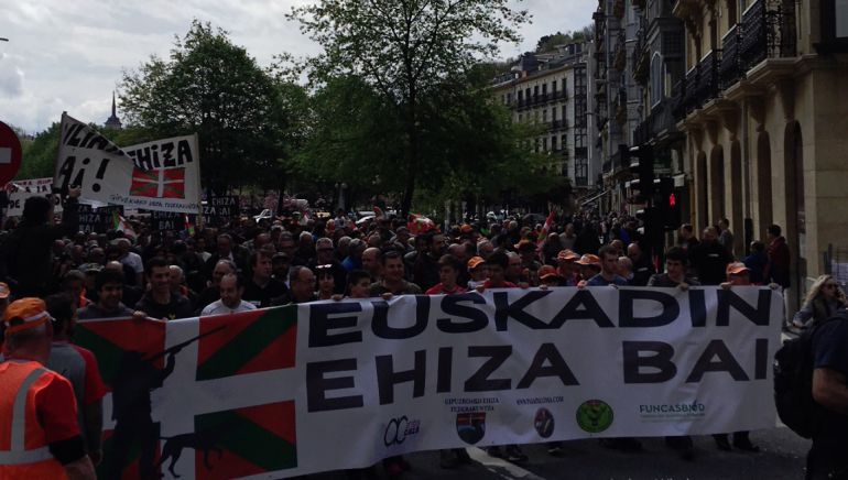 Miles de personas recorren las calles de San Sebastián para defender el derecho a la caza 