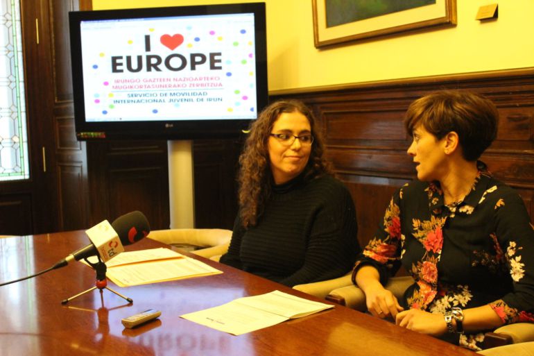 La delegada de Educación y Juventud, Mónica Martínez presenta la iniciativa en rueda de prensa. 
