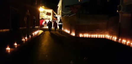 Calle de Arquillos iluminada con velas con motivo de la Feria de los Colonos. Calle de Arquillos iluminada con velas con motivo de la Feria de los Colonos.